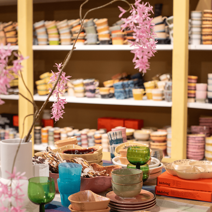 henders & hazel sfeerbeeld van een grijze bank en woonaccessoires