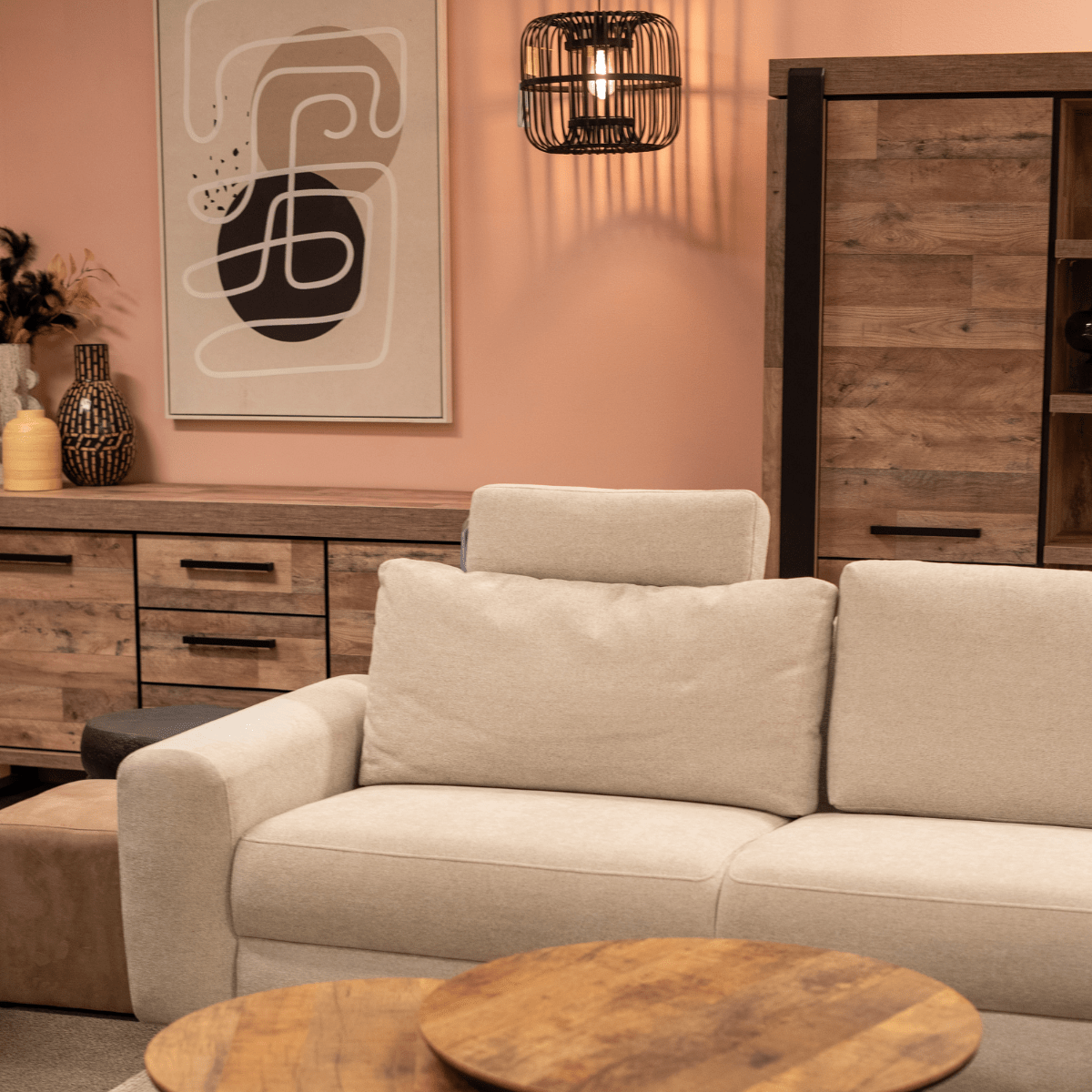 sfeerbeeld van een industriele woonstijl in de woonkamer, met een bruine bank en een salontafel