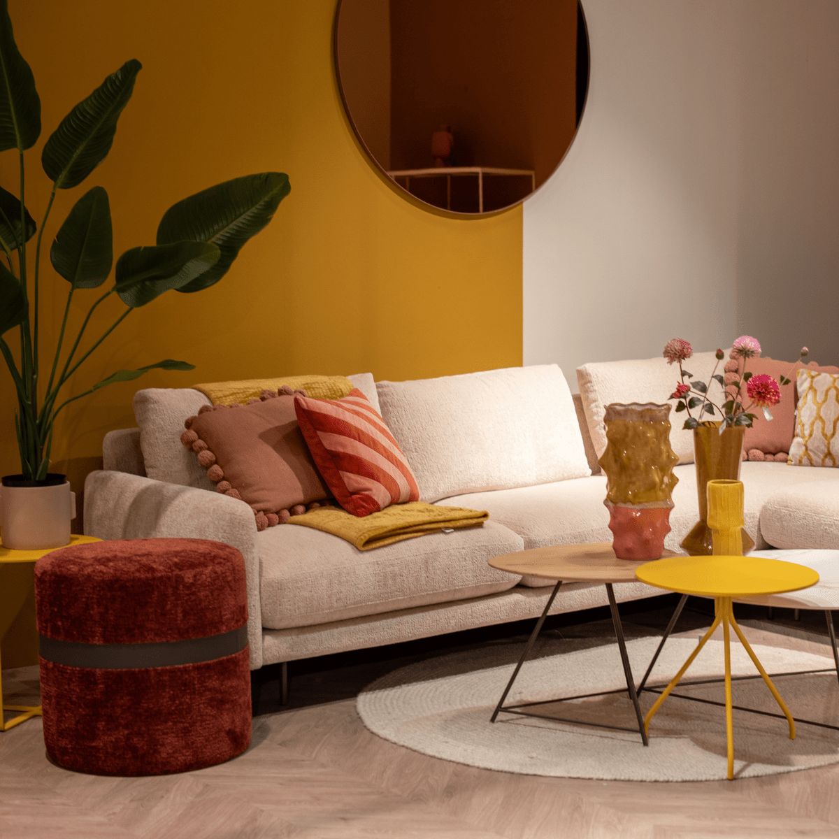 eclectische woonstijl met kleur in een dressoir