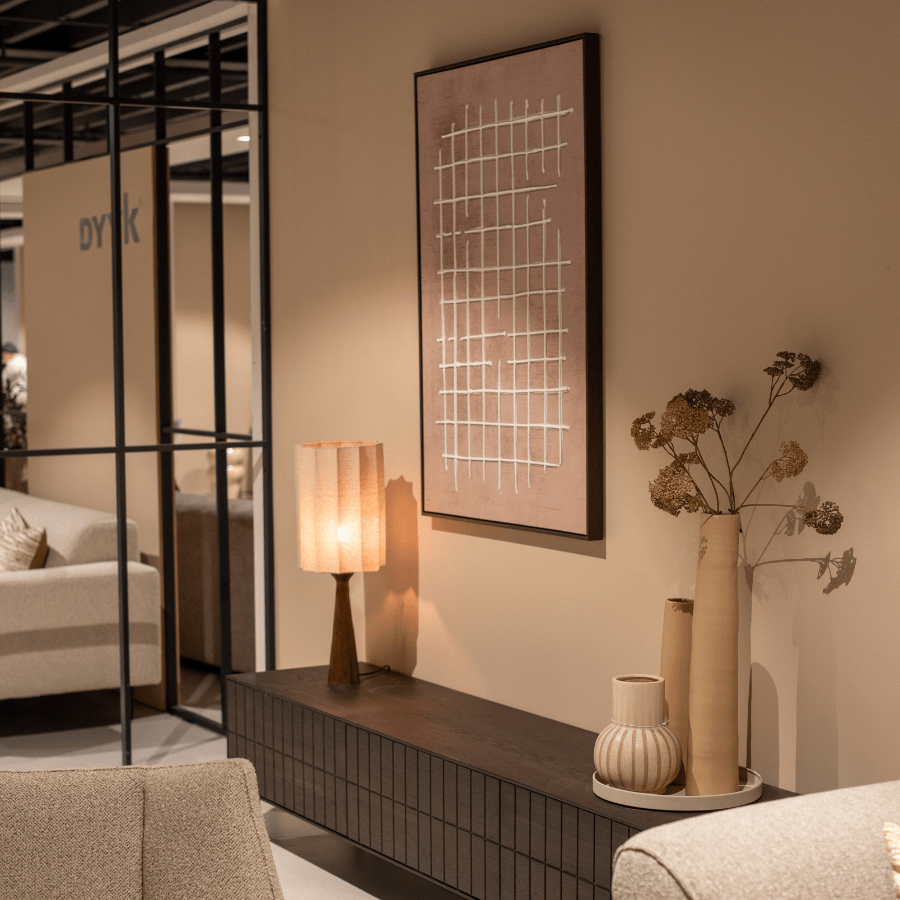 Japandi stijl eetkamerstoel en eetkamertafel met een kast en hanglampen