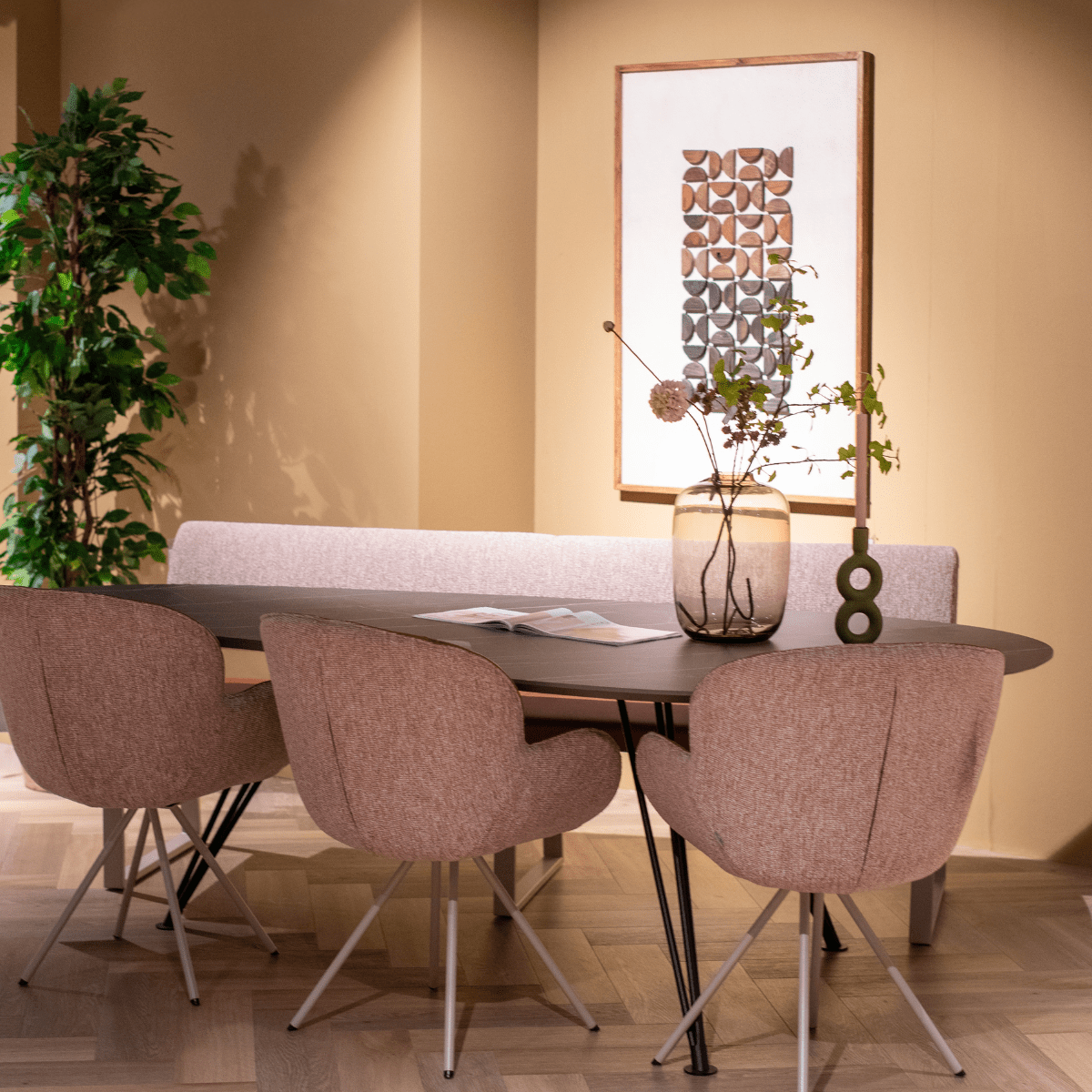 foto van een eettafel bij de woonstijl scandinavisch interieur
