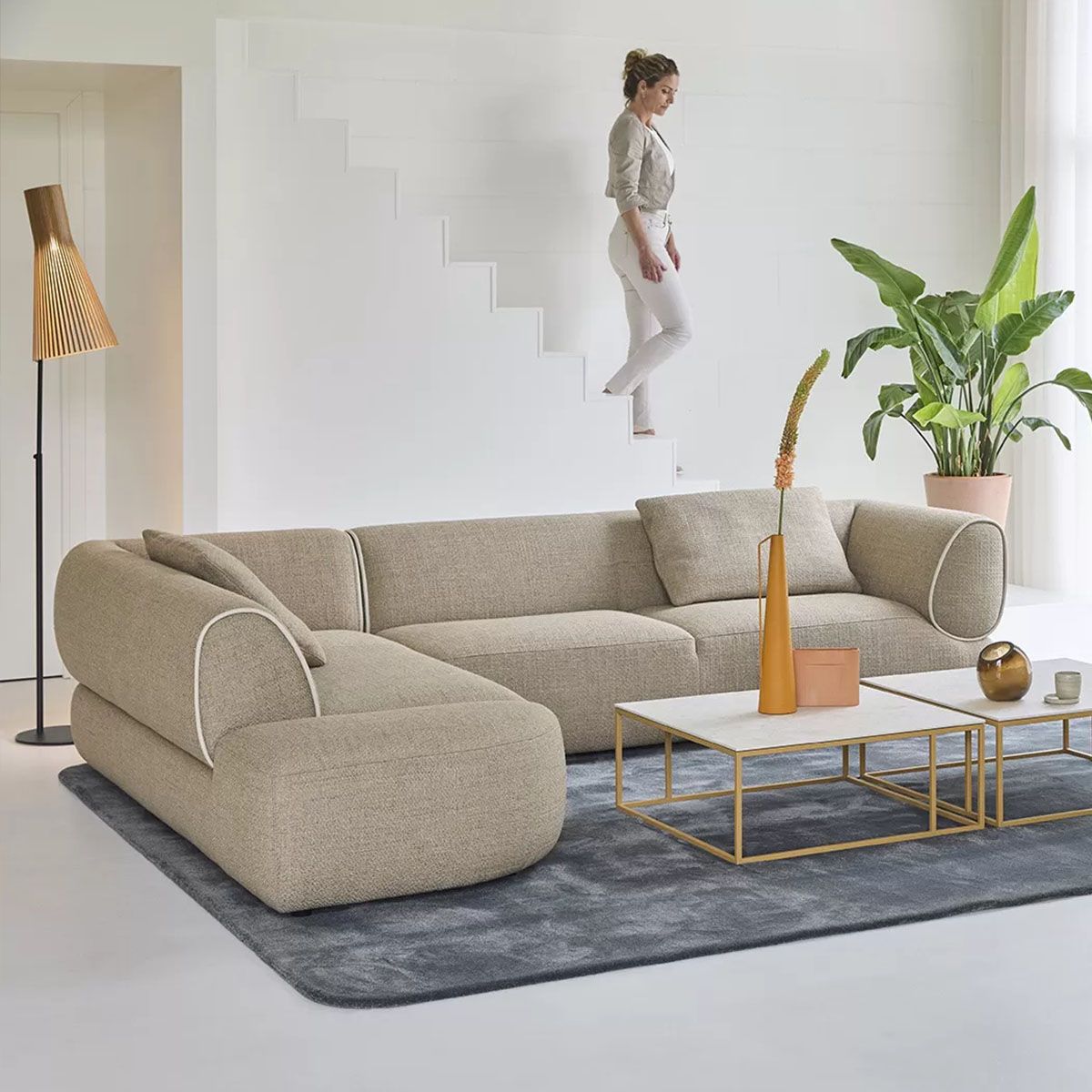 Moderne eethoek van INHOUSE met oranje fluwelen stoelen en houten tafel met zwart metalen kruispoot