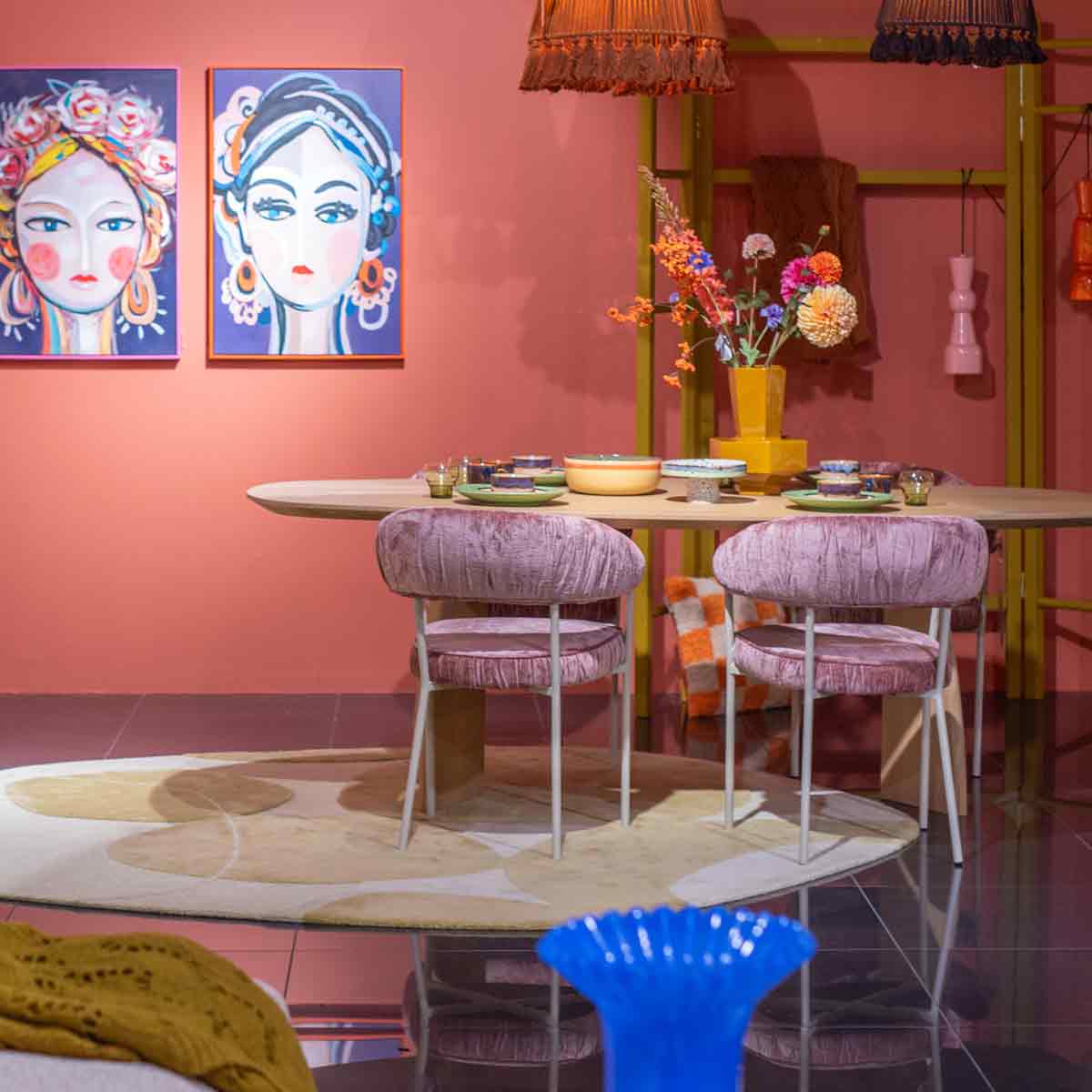 Eetkamertafel en eetkamer stoelen in de woontrend Colour Grid