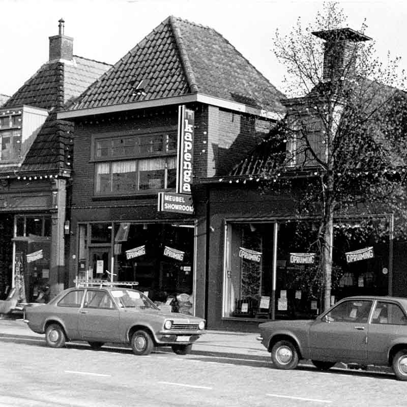 Een pand en twee auto's uit 1934
