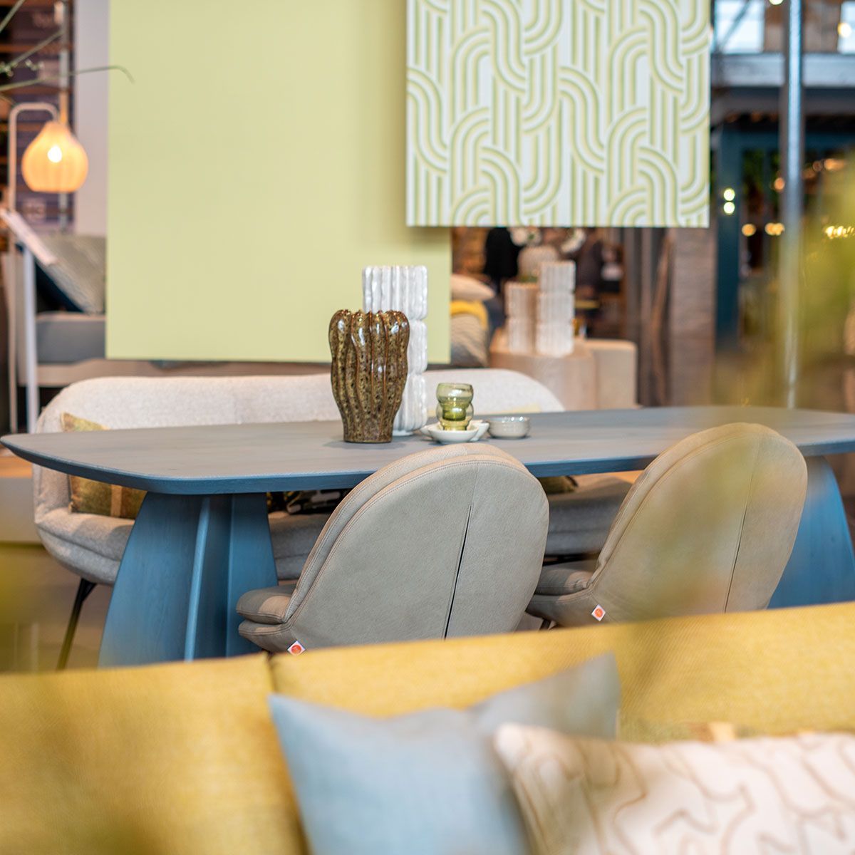 Licht houten dressoir met ronde hoeken, gedecoreerd met open boek en groene takken