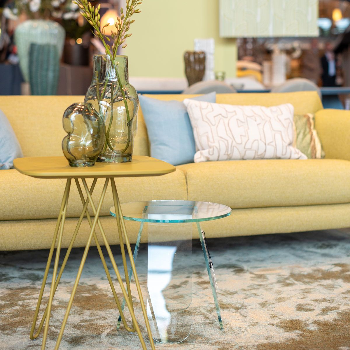 Organische salontafel van licht hout met ronde vormen voor witte bank op vloerkleed