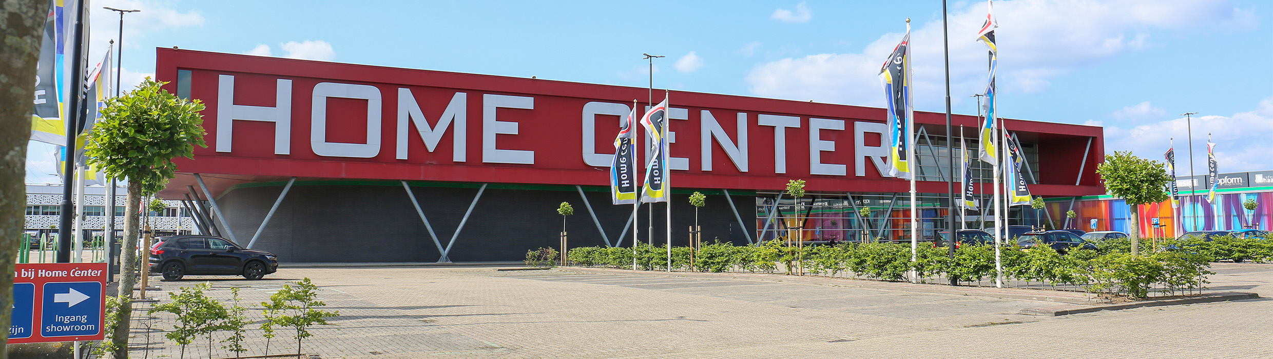 Het pand van Home Center in Wolvega met de parkeerplaats