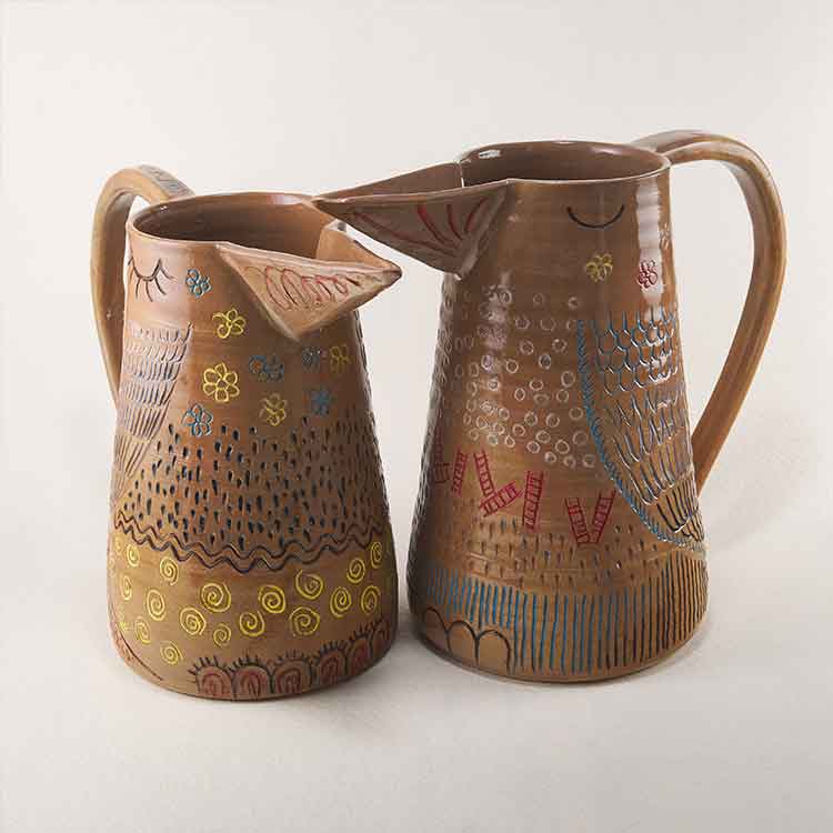 Twee bruine keramieken waterkannen met dessins