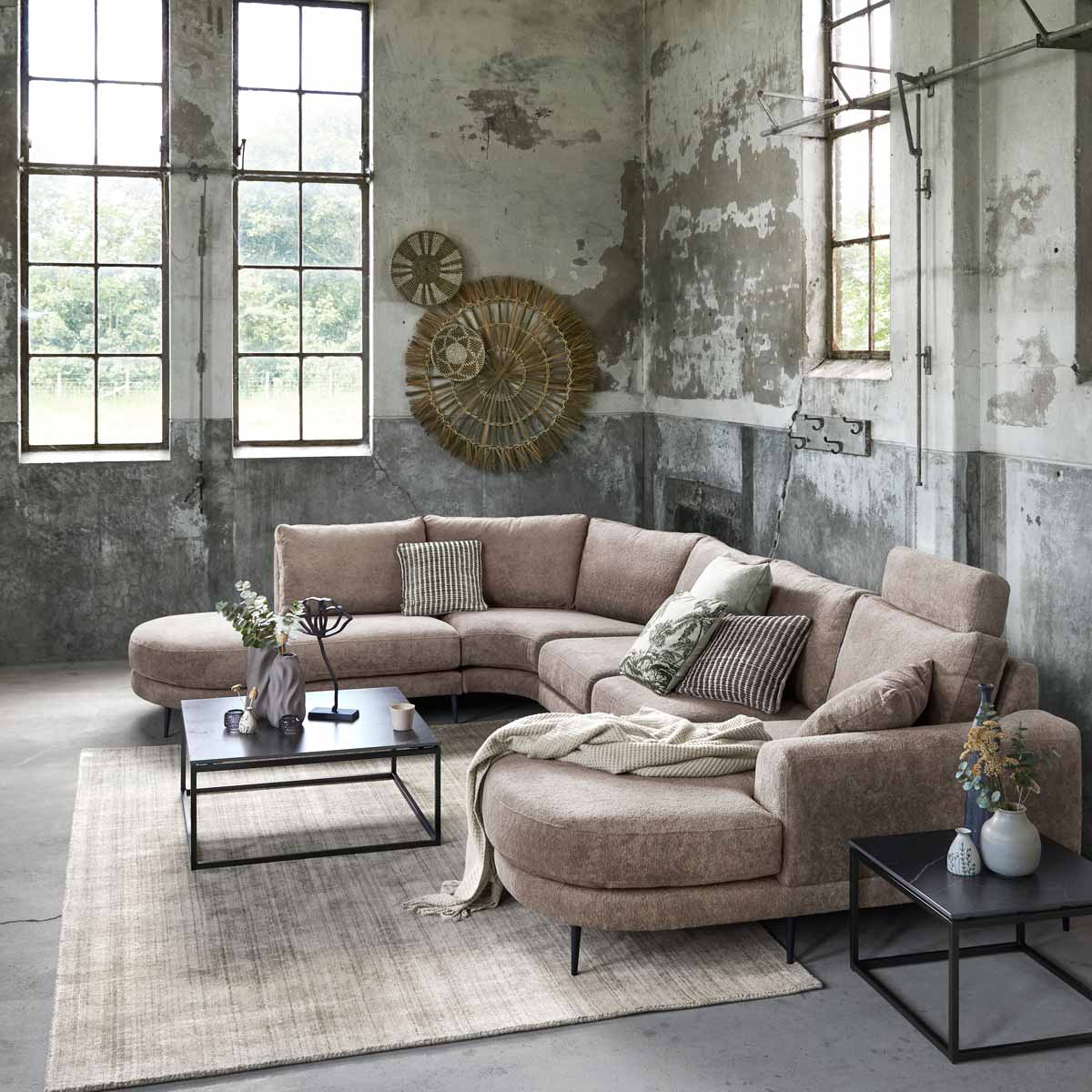 zijaanzicht van een hoekbank in een industriële woonstijl