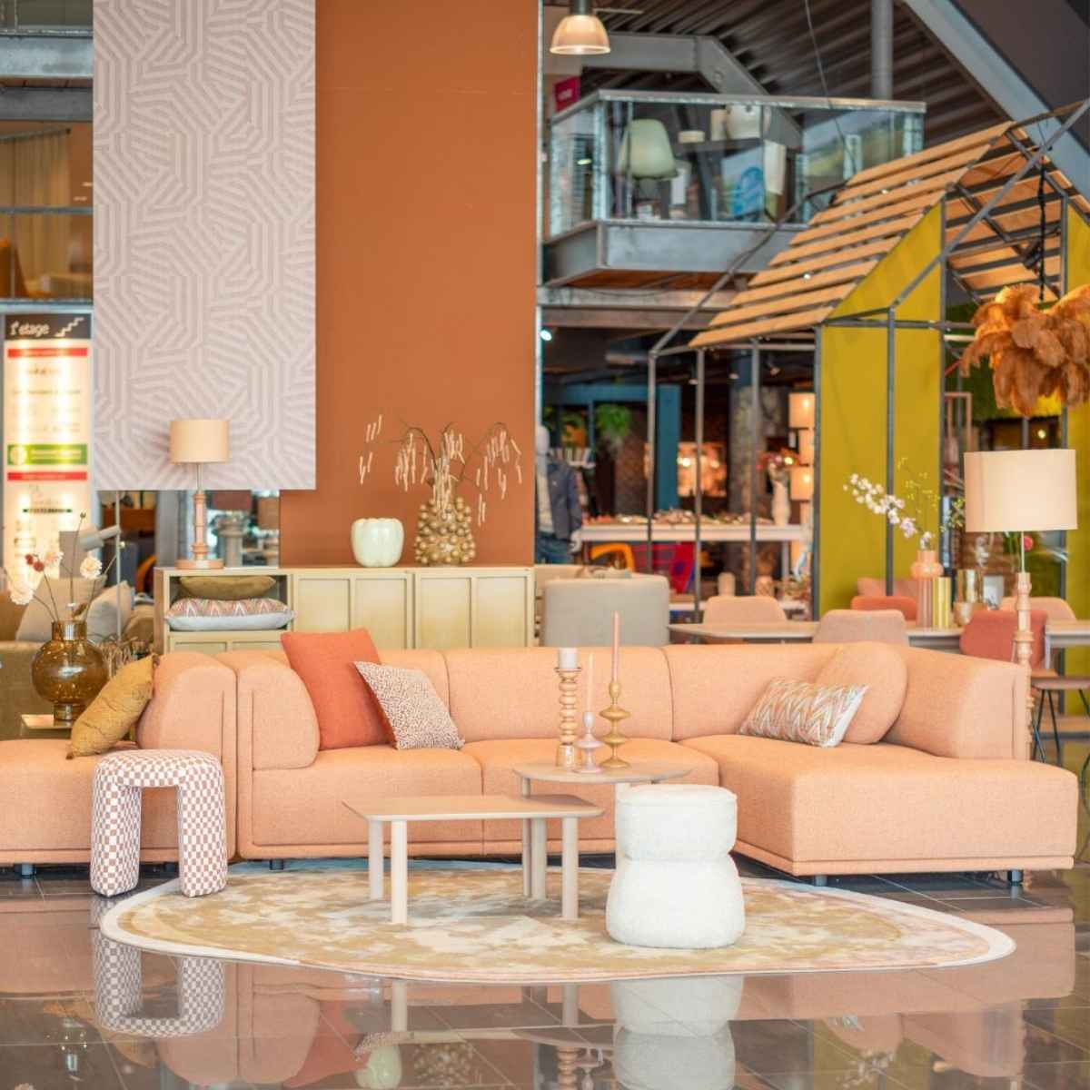 Een trendy zithoek met oranje tinten en een koraalkleurige elementenbank