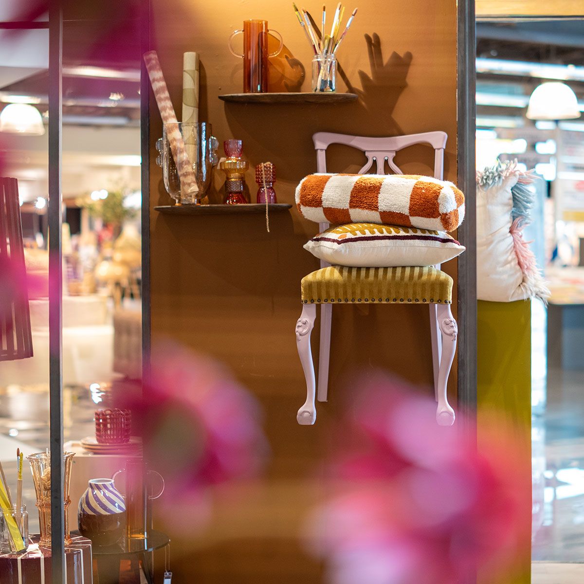 Ronde oranjebruine fauteuil met zachte teddy bekleding op paars rond vloerkleed