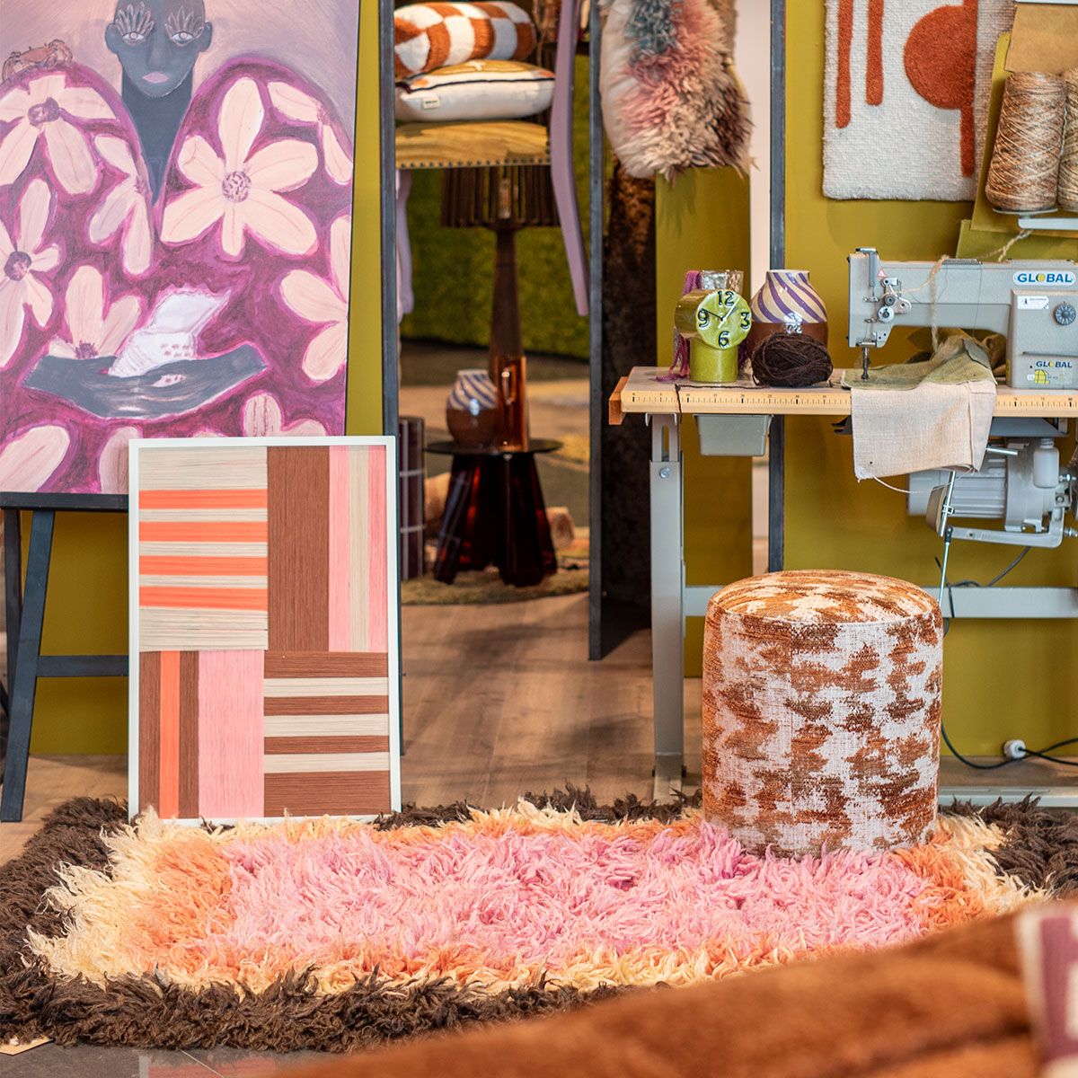 Houten dressoir met blokpatroon, gedecoreerd met kunstwerken, boeken en houten schaal