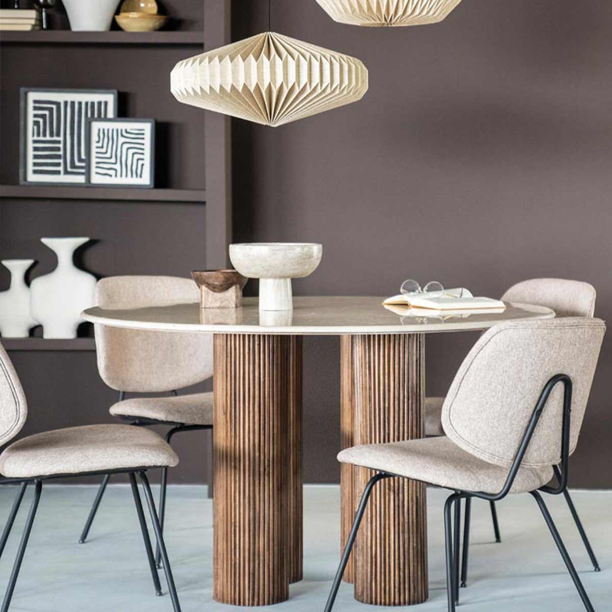 Japandi eetkamer met ronde houten tafel, beige stoelen en decoratieve vazen tegen bruine muur