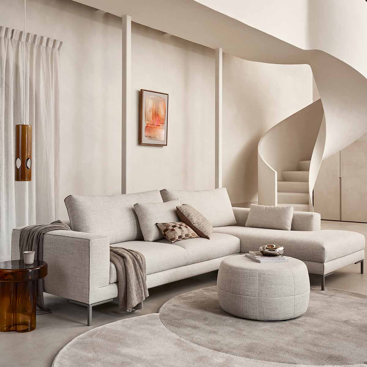 hoekbank in de woonstijl Japandi met een hocker en woonaccessoires