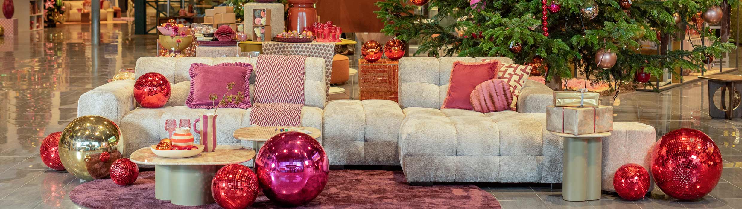 Home banner met houten eettafel met zes stoelen en lichte hoekbank in zonnige, modern ingerichte woonkamer