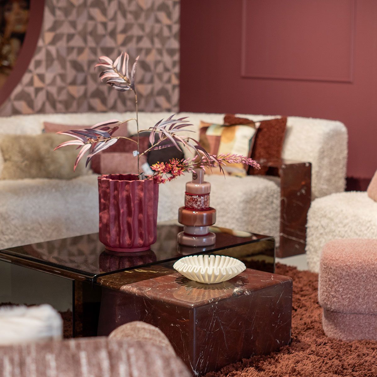 Hoge zwarte kast met verticale lamellen en lichte handgreep op metalen frame