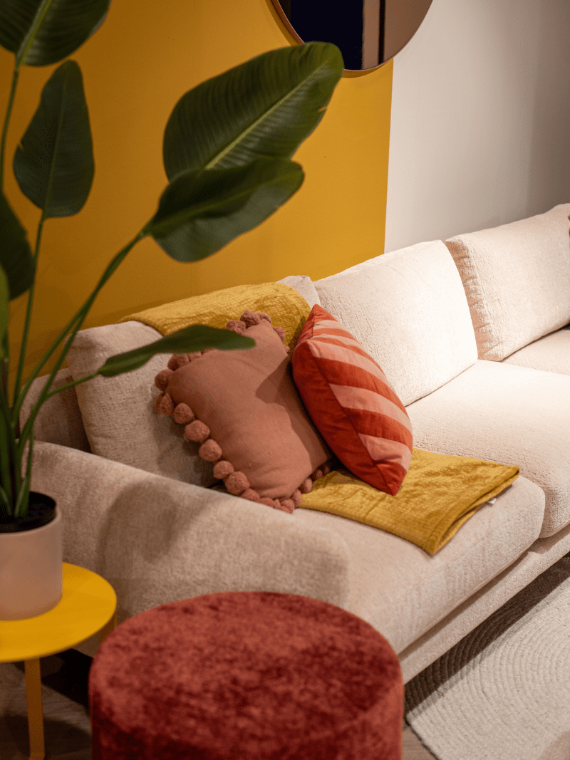 Eclectisch interieur met kleuren en een groene wandkast vol accessoires en spiegel