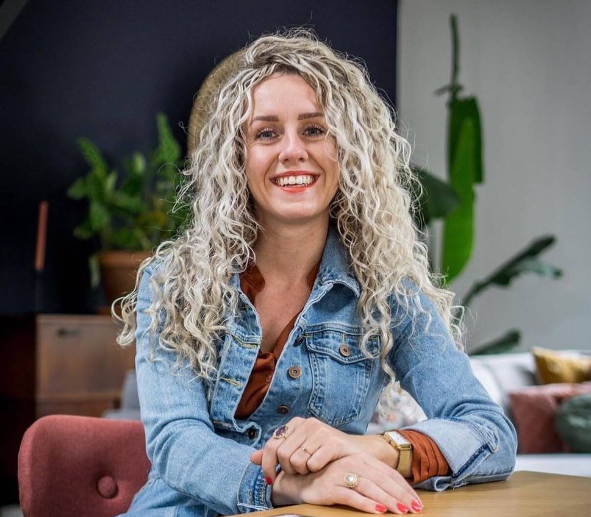 Profiel van Baukje Snieder in een woonkamer setting