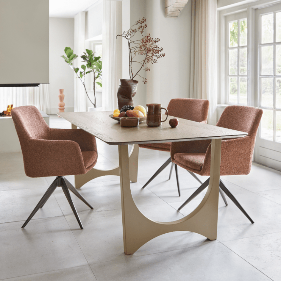 Eethoek met houten tafel en draaistoelen in warme aardetinten