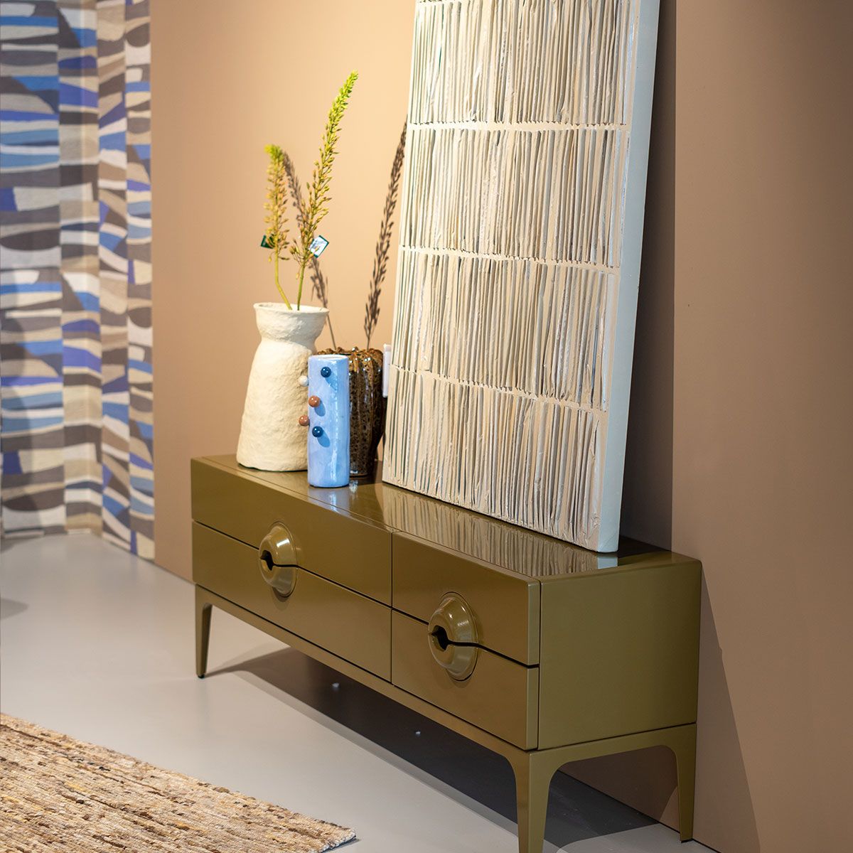 Houten tv-meubel met lamellen en decoratie, staande televisie en kunst aan de muur