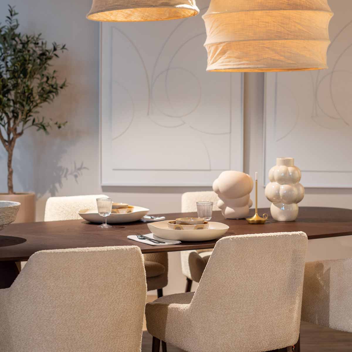 sfeerbeeld van een eetkamer in de stijl van de woontrend slow life