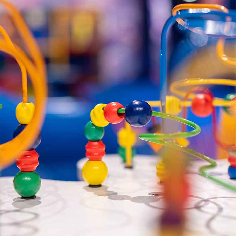 Speeltoestel voor kinderen met kralen in het kinderdorp