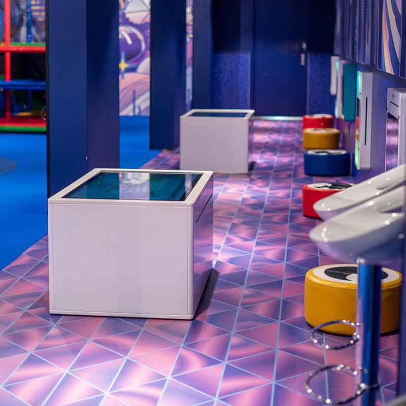 Schermen met kinderspelletjes in het kinderdorp