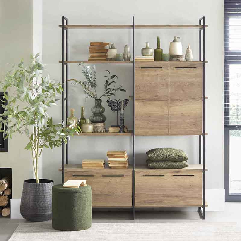 Een open kast van Pronto met zwart en houtkleuren