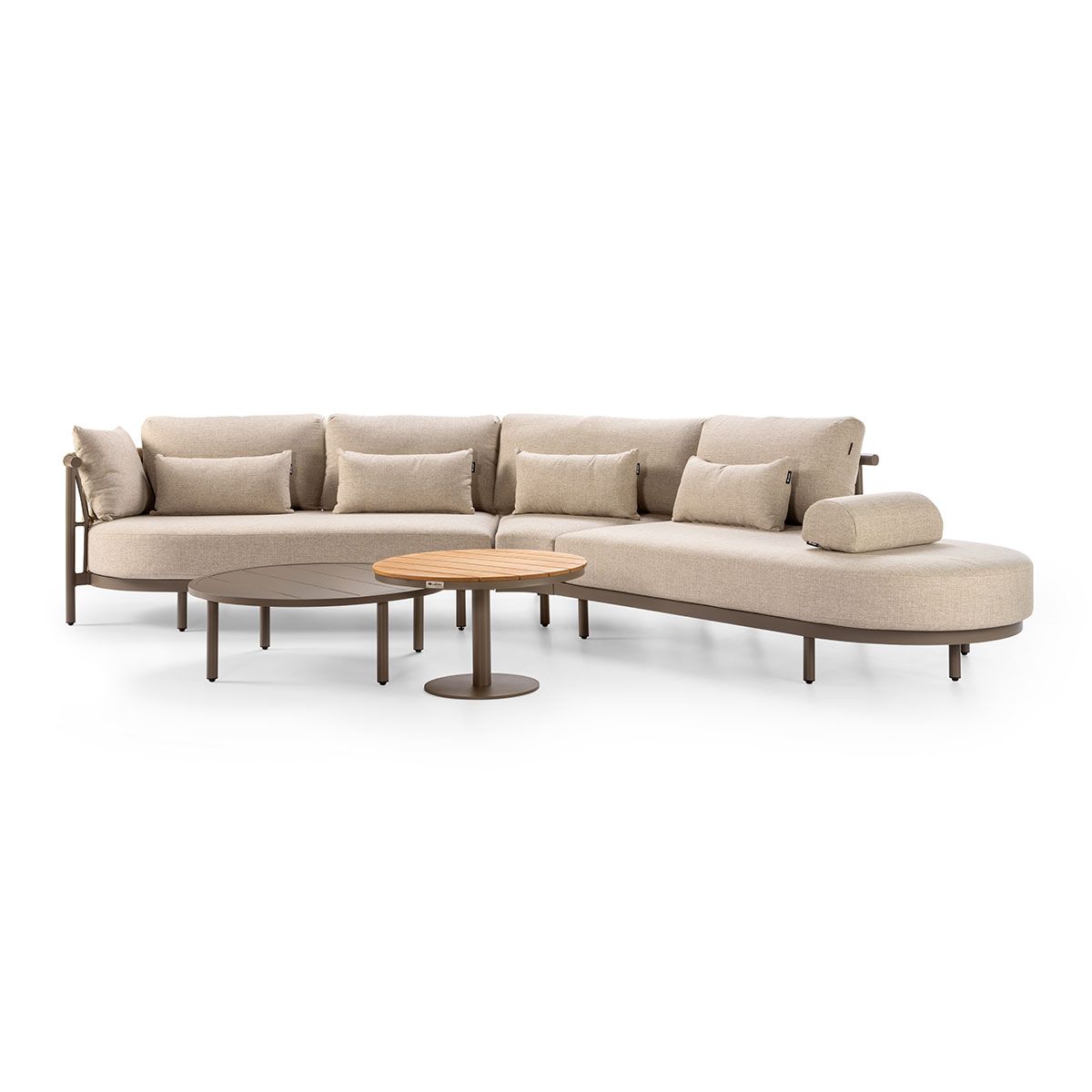 Luxe loungeset met beige kussens, ronde vormen en bijpassende lage tafels voor buitenruimte