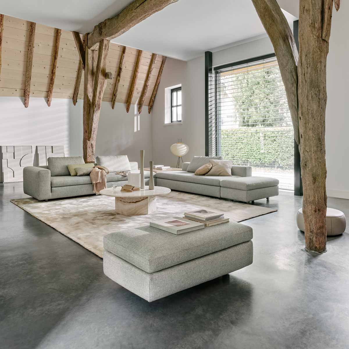 Afbeelding van de woonstijl wabi sabi met licht groene kleuren en natuurlijke materialen