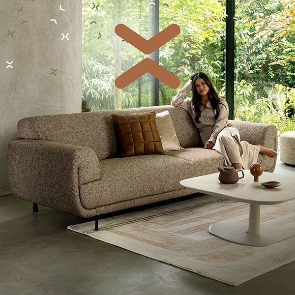 2 personen in een moderne woonkamer zittend op een beige elementenbank