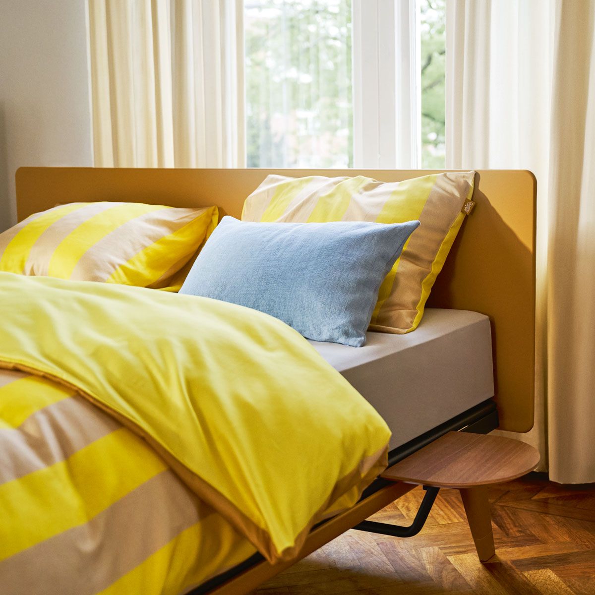 Moderne eethoek van INHOUSE met oranje fluwelen stoelen en houten tafel met zwart metalen kruispoot