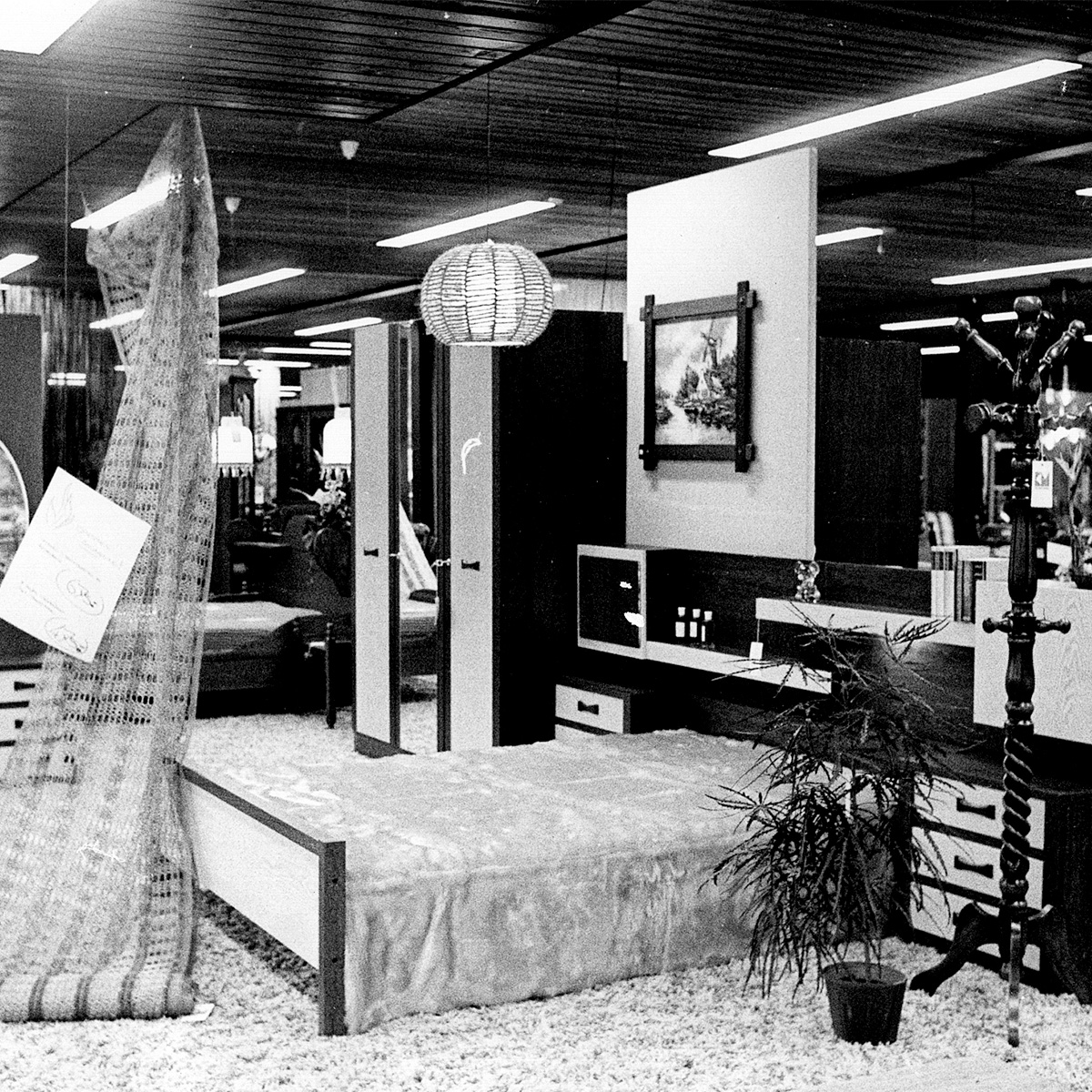 foto van een bed van vroeger in een winkel setting