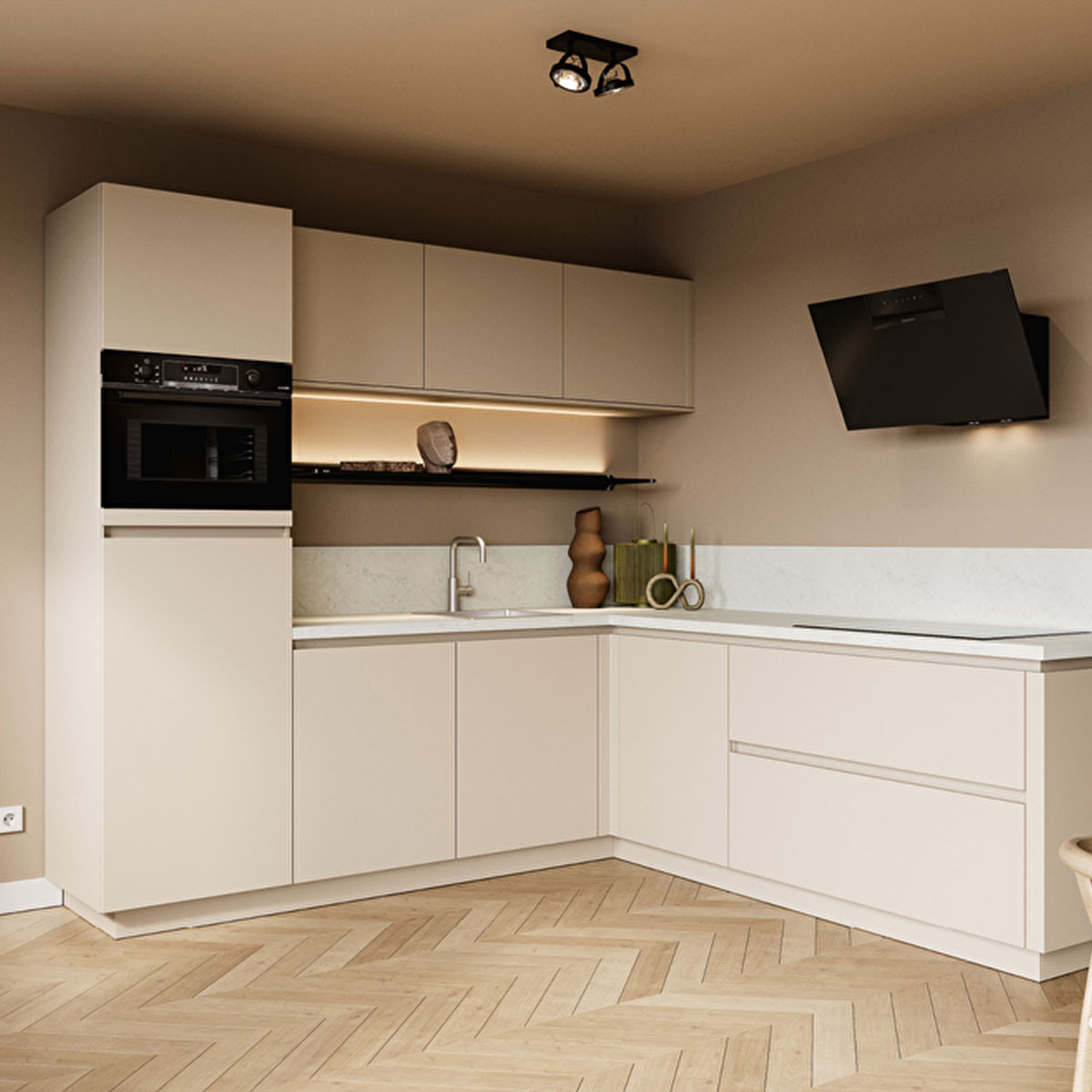 Beige hoekkeuken met zwarte afzuigkap, ingebouwde oven en houten visgraatvloer