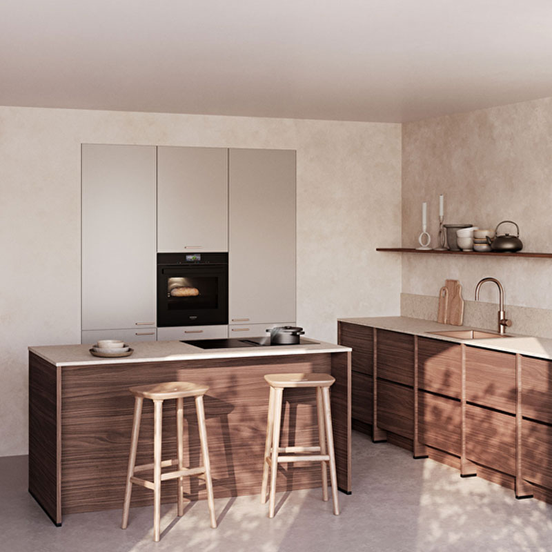 Japandi keuken met beige kasten, houten fronten, kookeiland en minimalistische accessoires.