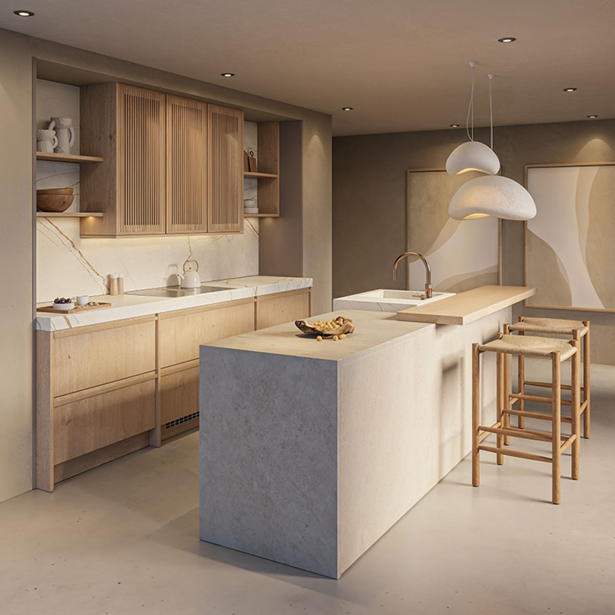 Beige keuken met marmeren blad, houten kasten en kookeiland met barkrukken