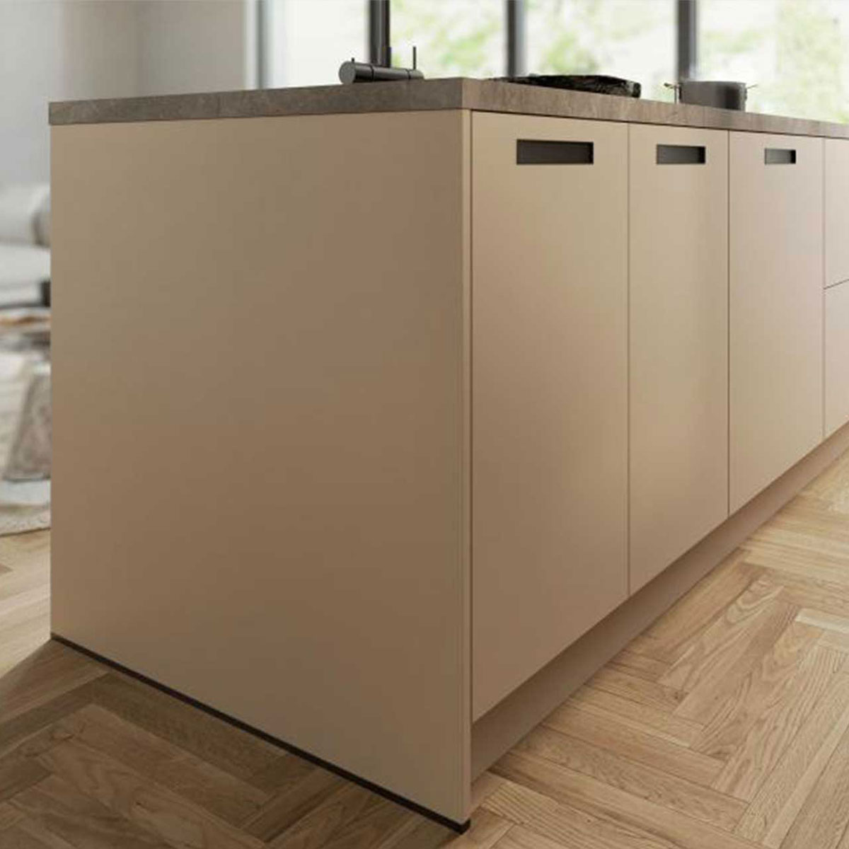 Beige kookeiland met greeploze kasten en donker werkblad op houten vloer