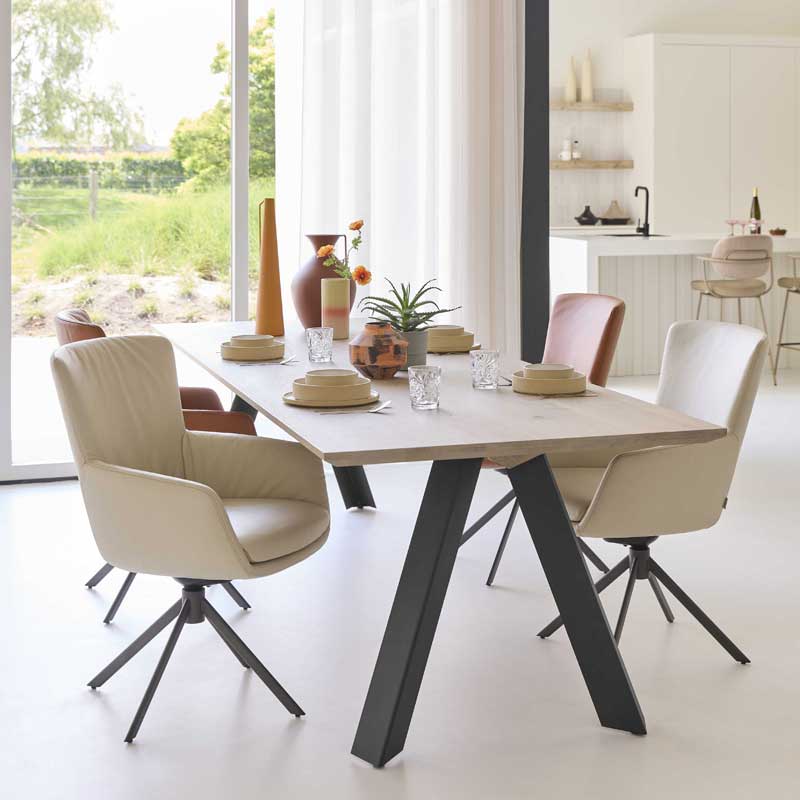 Moderne eethoek van Bert Plantagie met design eettafel en comfortabele stoelen in lichte, open woonkeuken