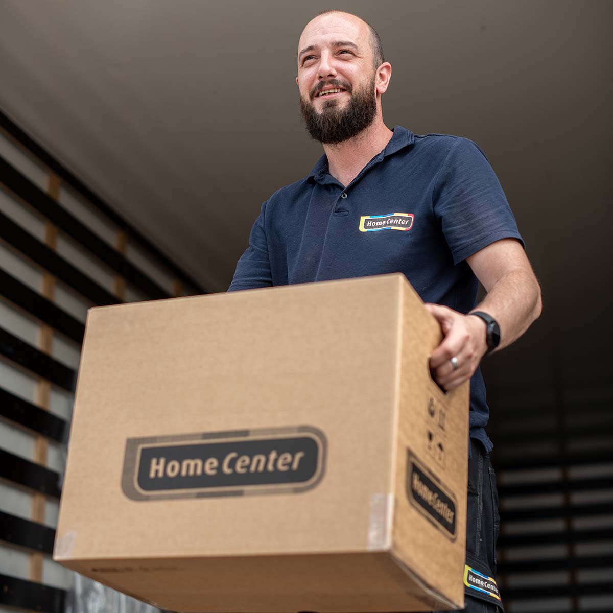 bezorger van homecenter heeft een verhuisdoor vast in een vrachtwagen