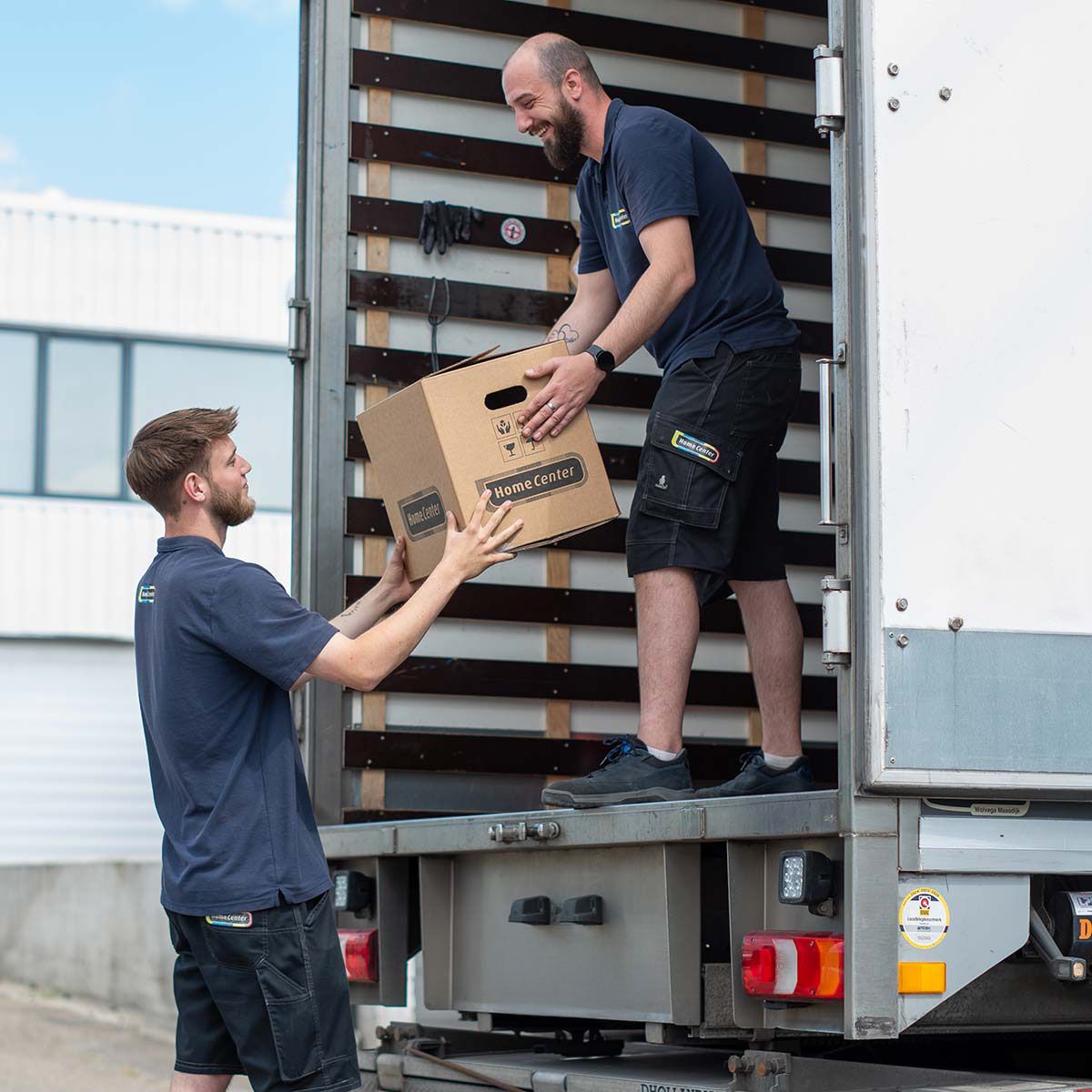 3 verhuisdozen van Homecenter midden in een woonwinkel