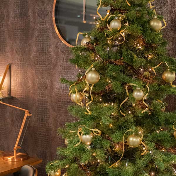 Kerstboom met ballen en sierlinten 