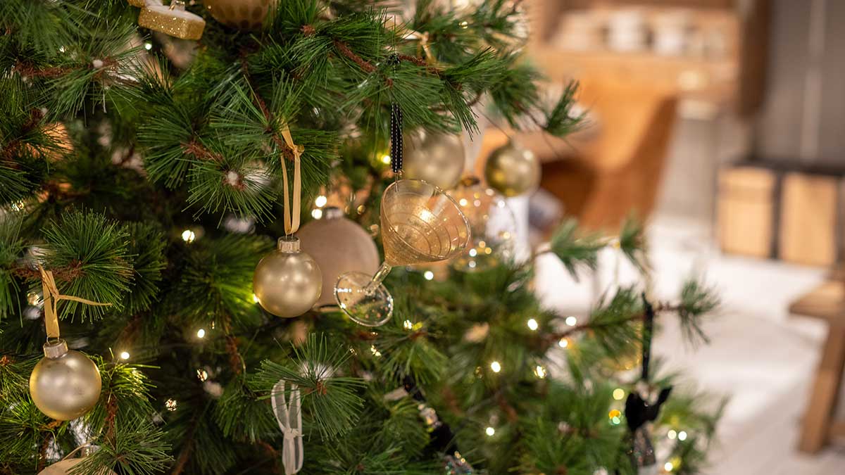 Kerstboom setting met gouden kerstballen in kamer opstelling 