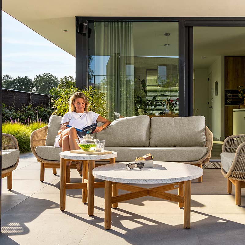 Een okergele strakke bank in moderne stijl