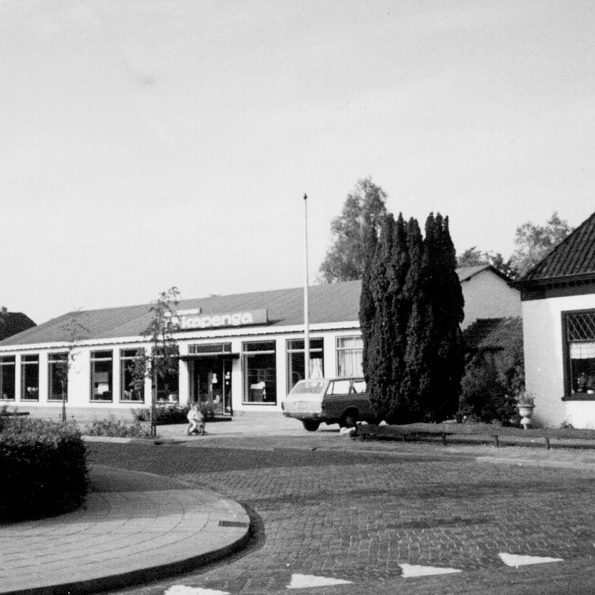 zij aanzicht van de winkel Kapenga Wonen in Buitenpost van vroeger