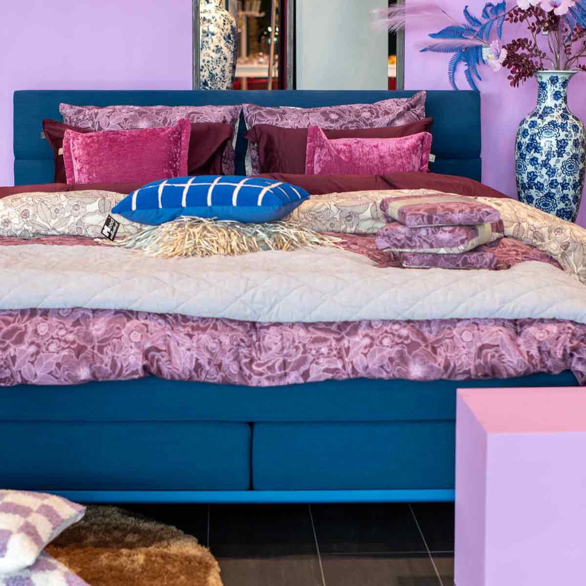 sfeerbeeld van een opgemaakt bed in de woontrend cosmic future