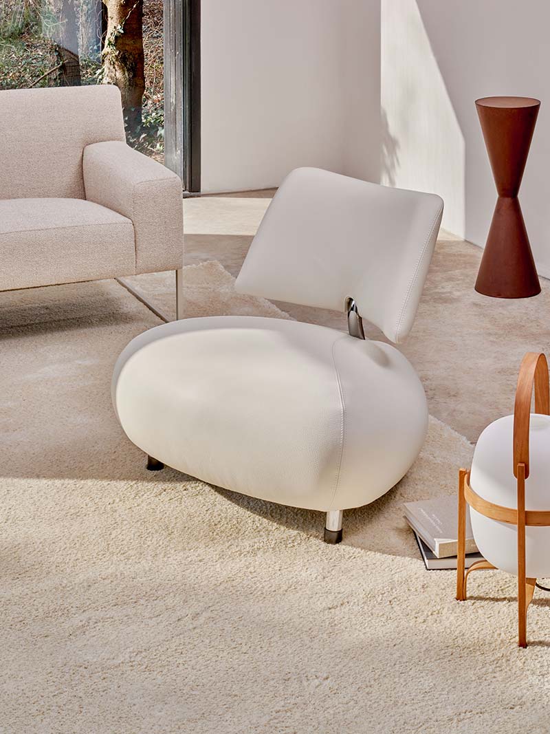 Modern designinterieur met organische fauteuil pallone van Leolux met zachte kleuren en natuurlijke lichtinval in stijlvolle ruimte