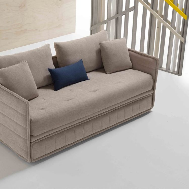 Moderne eethoek van INHOUSE met oranje fluwelen stoelen en houten tafel met zwart metalen kruispoot