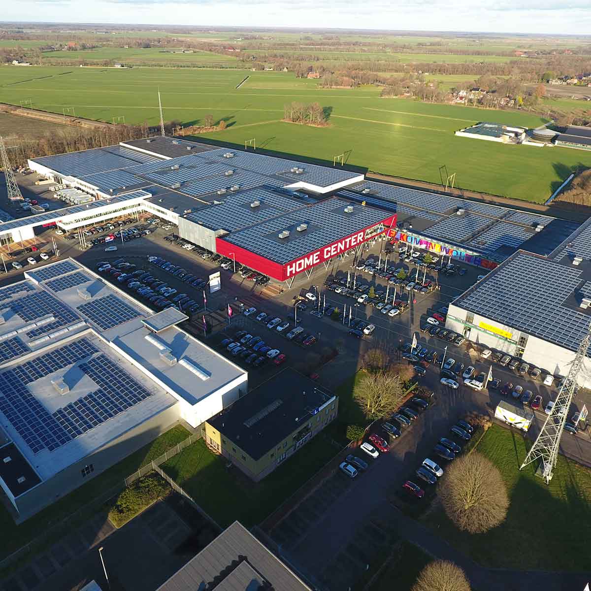 Een foto met bovenaanzicht van het dak van Home Center met zonnepanelen