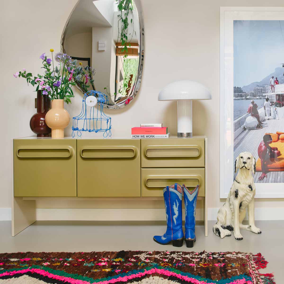 eclectische woonstijl met kleur in een dressoir