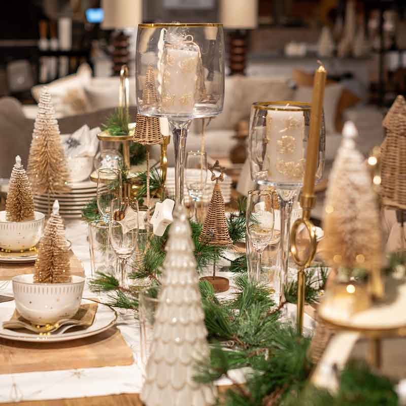 Een donkergroene zitbank van INHOUSE in een lichte woonkamer